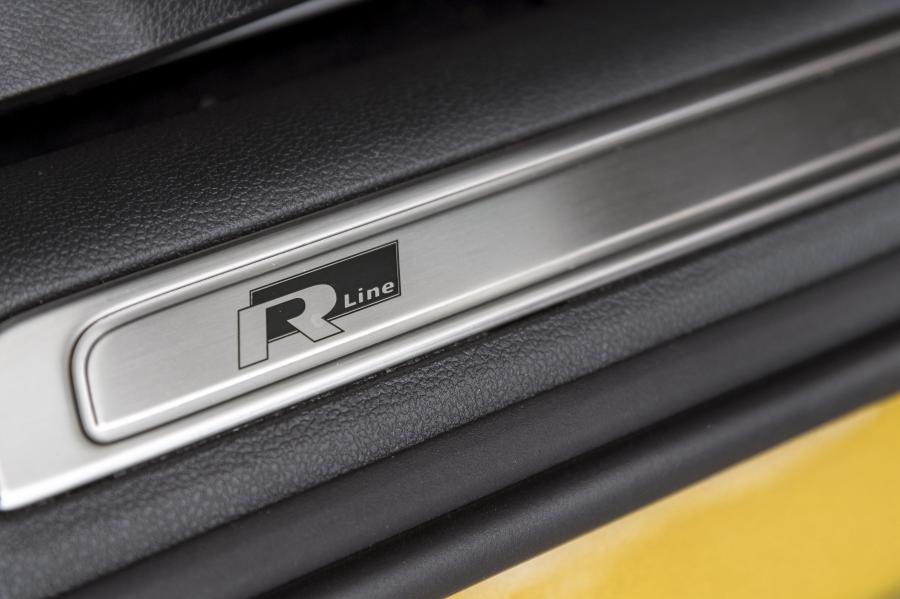 Детали интерьера Volkswagen Arteon 4Motion R-Line 2017 года  (UK) (фото 18 из 41)